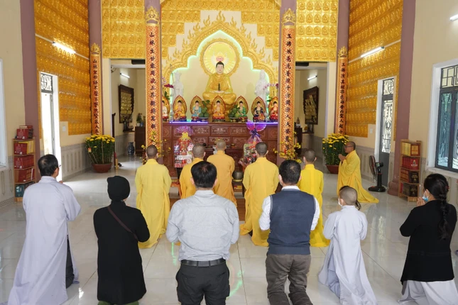 Đoàn hành hương chùa Bà Đa đảnh lễ Tam bảo Đoàn hành hương chùa Bà Đa đảnh lễ Tam bảo