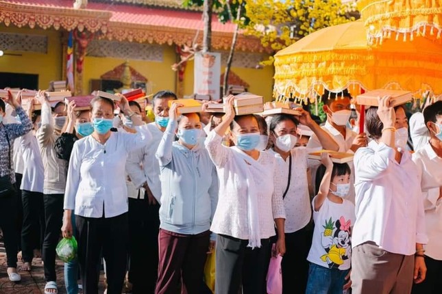 Phật tử nhiễu kinh Tam Tạng