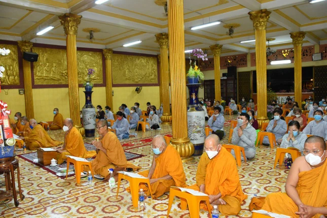 Chư Tăng cùng Phật tử đồng tụng thời kinh Dược sư Chư Tăng cùng Phật tử đồng tụng thời kinh Dược sư