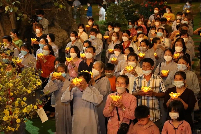 Phật tử dâng đèn hoa đăng cầu nguyện
