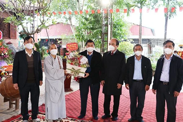 Đoàn công tác tỉnh Nghệ An tặng quà chúc mừng năm mới đến Ni sư Thích nữ Diệu Nhẫn, Phó ban Trị sự GHPGVN tỉnh tại chùa Cần Linh