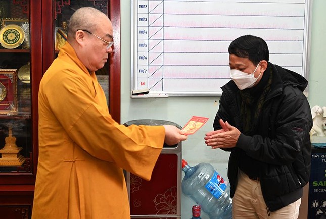 Hòa thượng Thích Thanh Nhiễu trao lộc xuân Hòa thượng Thích Thanh Nhiễu trao lộc xuân