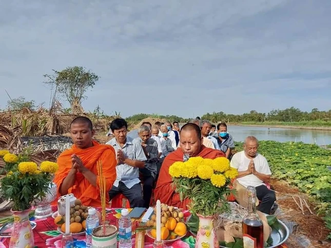 Chư Tăng và người dân địa phương trong buổi lễ khởi công xây dựng cầu nông thôn tại ấp Hòa Lục, xã Hiệp Hòa, huyện Cầu Ngang, tỉnh Trà Vinh
