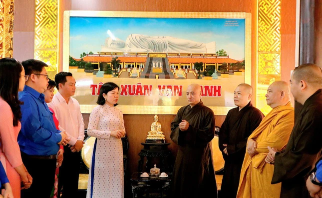 Hòa thương Thích Huệ Thông cùng chư Tăng trân trọng đón tiếp phái đoàn Hòa thương Thích Huệ Thông cùng chư Tăng trân trọng đón tiếp phái đoàn