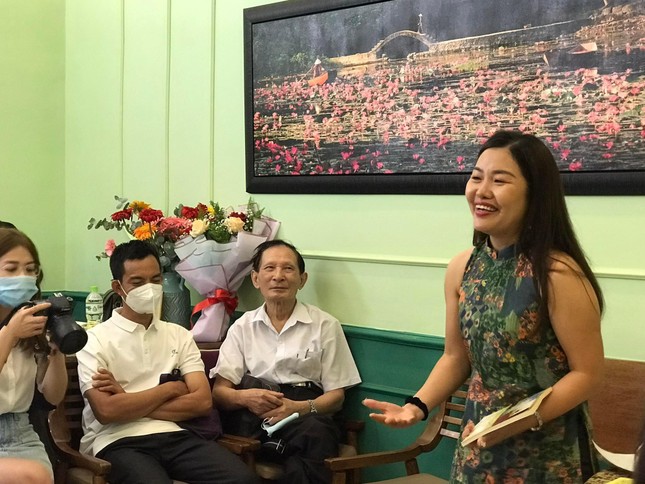 Nhà thơ Ngô Thị Hạnh trả lời phỏng vấn báo chí trong buổi ra mắt tập thơ Nhà thơ Ngô Thị Hạnh trả lời phỏng vấn báo chí trong buổi ra mắt tập thơ