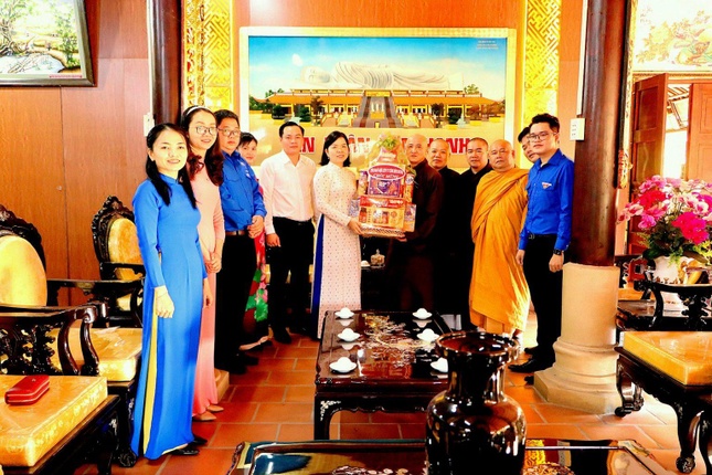 bà Nguyễn Thị Ngọc Xuân, Bí thư Tỉnh đoàn Bình Dương tặng quà chúc mừng năm mới đến Ban Trị sự Phật giáo tỉnh