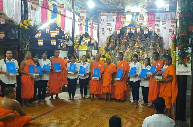 Chùa Âng trao bằng tốt nghiệp cho các thí sinh đã đậu trong kỳ thi