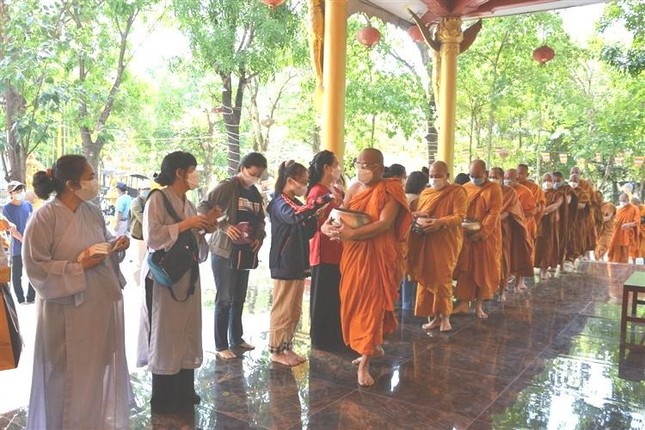 Đoàn Phật tử Lá Bồ Đề tham gia đặt bát tại thiền viện Phước Sơn