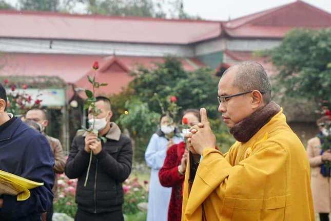 Đại đức Thích Định Tuệ, trụ trì chùa Đức Hậu chủ trì khóa lễ, hướng dẫn Phật tử dâng hoa hồng lên Đức Phật Dược Sư