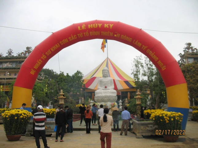 Người dân, Phật tử về dự lễ húy kỵ Tổ sư