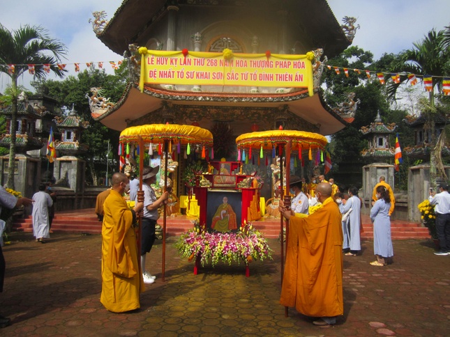 Di ảnh Tổ sư được đặt trước bảo tháp Di ảnh Tổ sư được đặt trước bảo tháp