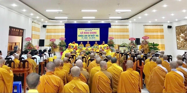 Chư Tăng Ni Phật giáo Vĩnh Long tham dự lễ khai giảng khóa An cư kiết hạ PL.2563 (2019) Chư Tăng Ni Phật giáo Vĩnh Long tham dự lễ khai giảng khóa An cư kiết hạ PL.2563 (2019)