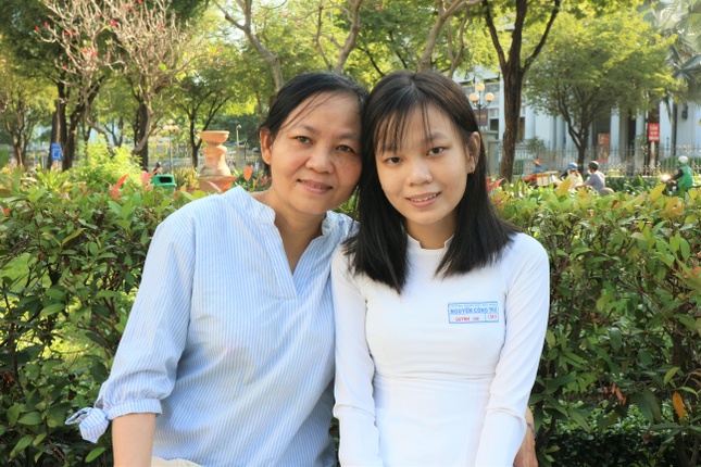Quỳnh Nhi và mẹ trong ngày nhận học bổng