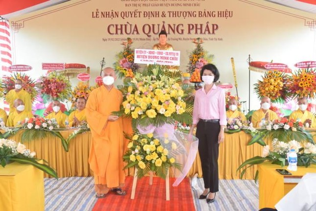 Đại diện lãnh đạo huyện Dương Minh Châu tặng hoa chúc mừng