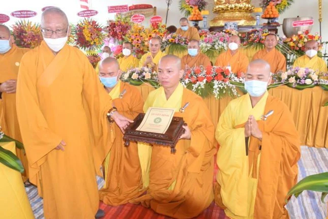 Hòa thượng Thích Huệ Tâm trao quyết định thành lập chùa Quảng Pháp đến Đại đức Thích Tâm Thạch