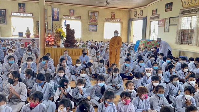 Trẻ em tại xã Gung Ré, huyện Di Linh đến nhận quà Trẻ em tại xã Gung Ré, huyện Di Linh đến nhận quà