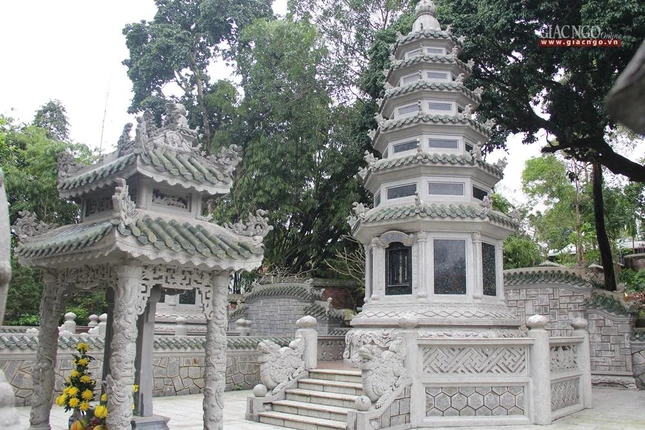 Bảo tháp Đức Đại lão Hòa thượng Thích Tịnh Khiết trong khuôn viên tổ đình Tường Vân