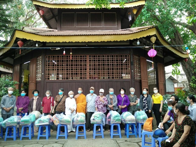 Tặng quà đến Hội người mù và người khó khăn trên địa bàn quận Bình Thạnh, TP.HCM