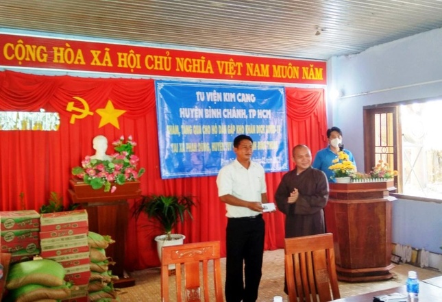 Tu viện Kim Cang trao tiền hỗ trợ cho địa phương để phục vụ công tác phòng chống dịch Covid-19