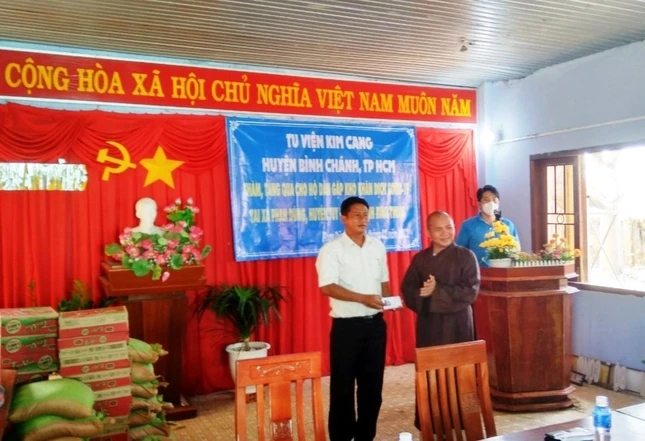 Tu viện Kim Cang trao tiền hỗ trợ cho địa phương để phục vụ công tác phòng chống dịch Covid-19
