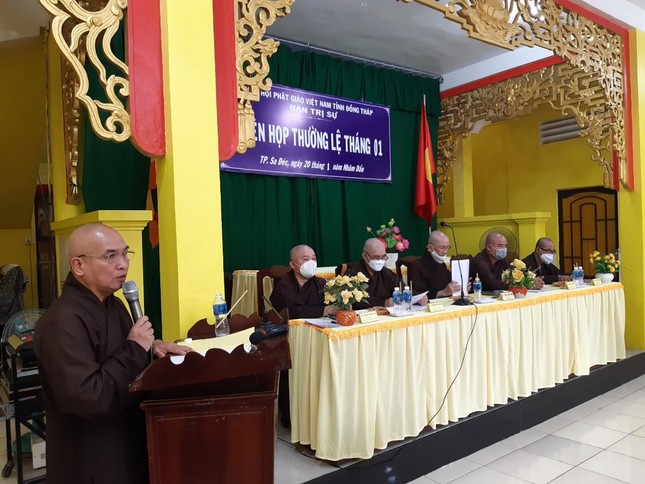 Thượng tọa Thích Minh Sơn thông qua các báo cáo tại phiên họp