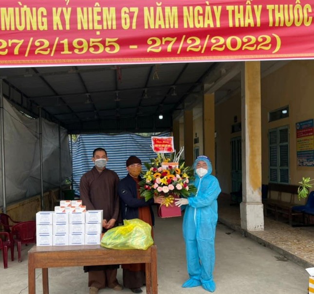 Thăm, tặng hoa chúc mừng và trao vật tư y tế tại Trạm y tế xã Dân Chủ