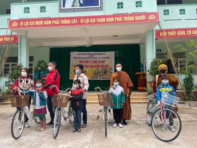 Trao tặng xe đạp đến các em học sinh nghèo, hiếu học