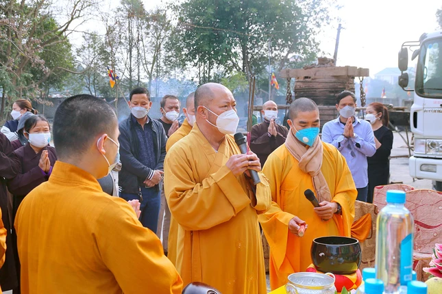 Thượng tọa Thích Tâm Định, Phó ban Trị sự GHPGVN tỉnh Thanh Hóa chủ trì khóa lễ chú nguyện rót đồng đúc chuông Thượng tọa Thích Tâm Định, Phó ban Trị sự GHPGVN tỉnh Thanh Hóa chủ trì khóa lễ chú nguyện rót đồng đúc chuông