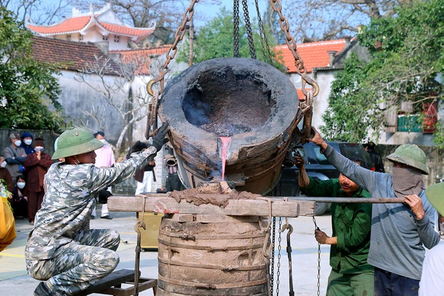 Các nghệ nhân đúc chuông của tỉnh Nam Định đảm trách việc đúc Đại hồng chung chùa Khải Minh Các nghệ nhân đúc chuông của tỉnh Nam Định đảm trách việc đúc Đại hồng chung chùa Khải Minh