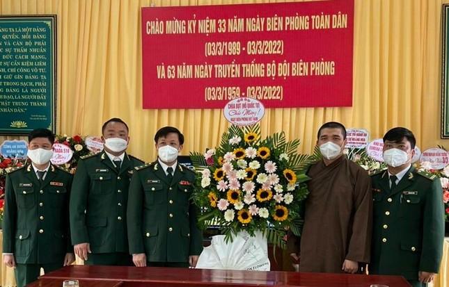 Đại đức Thích Khải Định tặng hoa chúc mừng Đồn Biên phòng Hoằng Trường