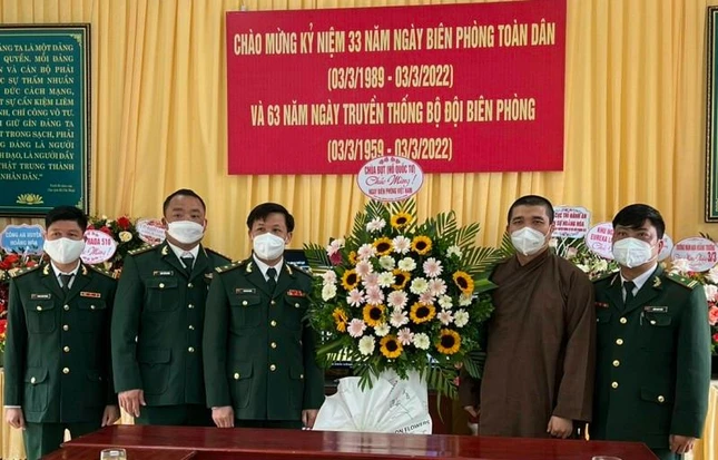 Đại đức Thích Khải Định tặng hoa chúc mừng Đồn Biên phòng Hoằng Trường Đại đức Thích Khải Định tặng hoa chúc mừng Đồn Biên phòng Hoằng Trường