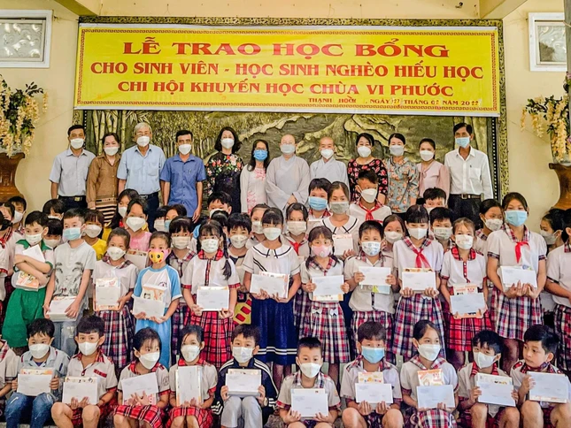 Các em học sinh được nhận học bổng tại chùa Vi Phước