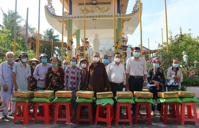 Bà con đến nhận quà tại chùa Bửu Long