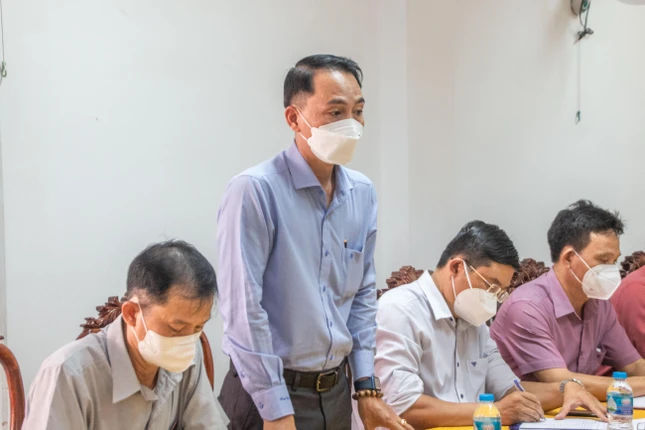 Bác sĩ Phạm Xuân Hải trao đổi và triển khai các phương án y tế tại trường