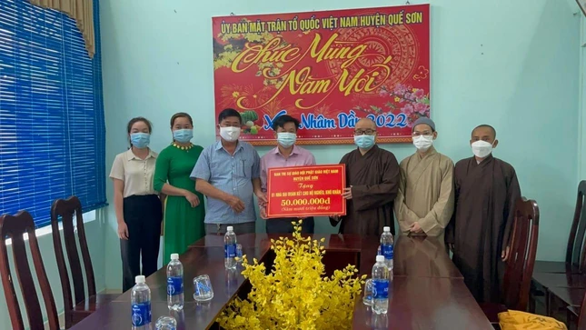 Ban Trị sự Phật giáo huyện Quế Sơn trao tặng 50 triệu đồng để xây dựng nhà đại đoàn kết