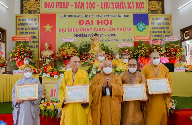 Tập thể và cá nhân Tăng Ni Phật giáo huyện Nghĩa Hành nhận Bằng tuyên dương công đức Tập thể và cá nhân Tăng Ni Phật giáo huyện Nghĩa Hành nhận Bằng tuyên dương công đức