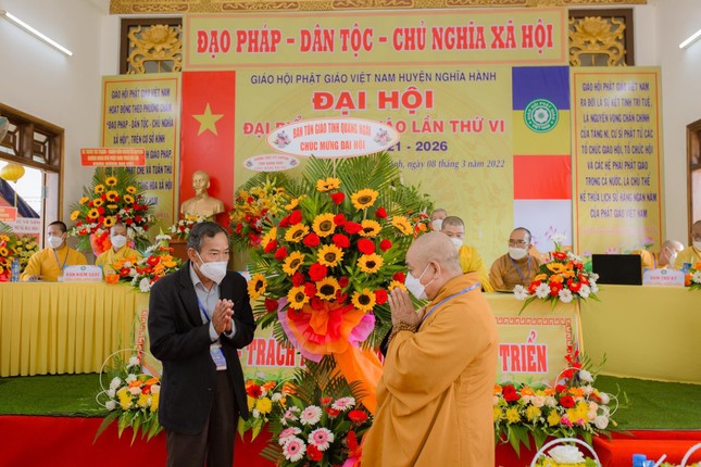 Ban Tôn giáo tỉnh tặng hoa chúc mừng đại hội