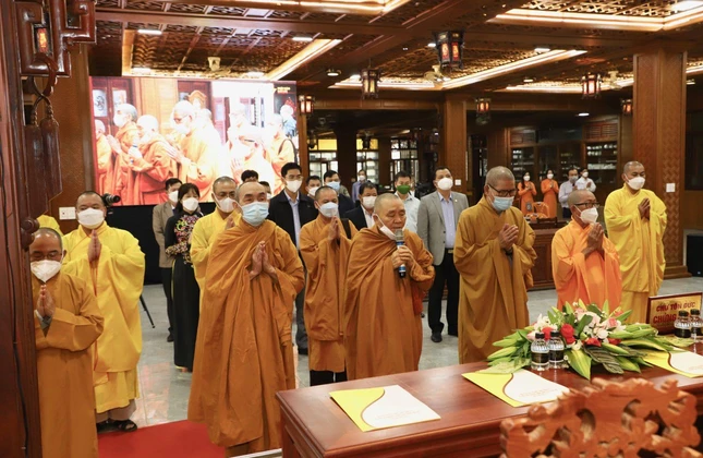 Niệm Phật cầu gia hộ trước khi tiến hành hội nghị