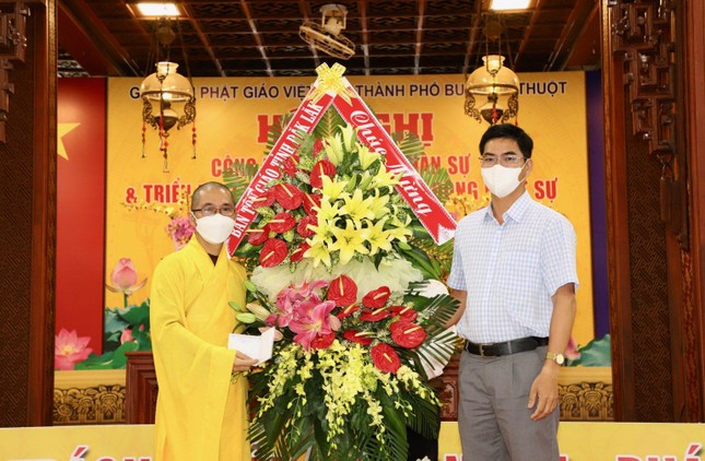 Ban Tôn giáo tỉnh Đắk Lắk tặng hoa chúc mừng hội nghị