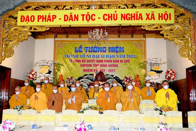 Chư tôn đức niệm Phật cầu gia hộ