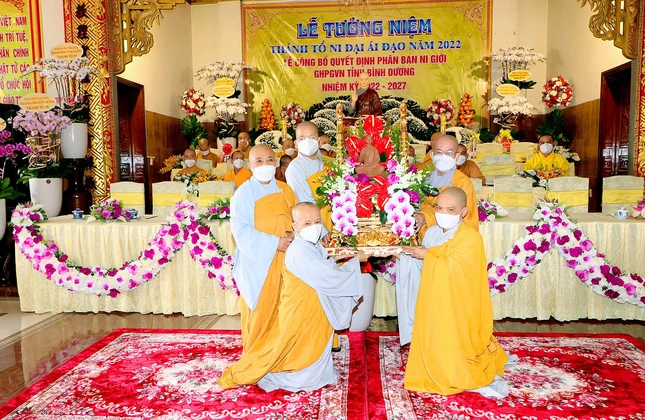 Ni sư Thích nữ Hương Nhũ đón nhận biểu tượng luân lưu đăng cai tổ chức Đại lễ tưởng niệm Đức Thánh Tổ Kiều Đàm Di năm 2023