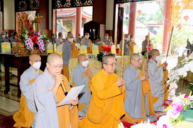 Chư Ni thành kính dâng hương tưởng niệm Đức Thánh Tổ Ni Đại Ái Đạo, chư vị tiền bối Ni hữu công đã viên tịch