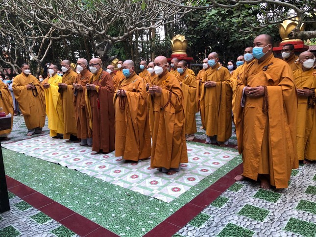 Tập thể môn hạ đệ tử các tự viện thắp hương tưởng niệm trước bảo tháp chư vị Hòa thượng ân sư Tập thể môn hạ đệ tử các tự viện thắp hương tưởng niệm trước bảo tháp chư vị Hòa thượng ân sư