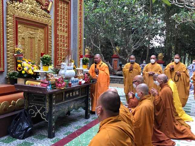 Đại đức Thích Bửu Đăng xướng lễ