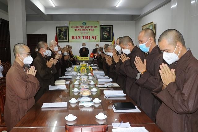 Niệm Phật cầu gia hộ trước khi tiến hành phiên họp