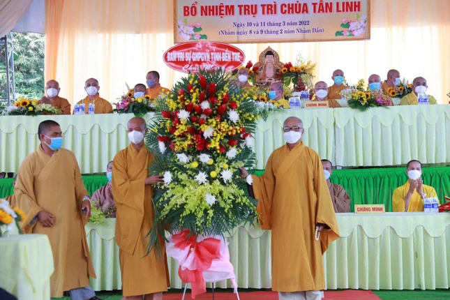 Ban Trị sự Phật giáo tỉnh Bến Tre tặng hoa chúc mừng