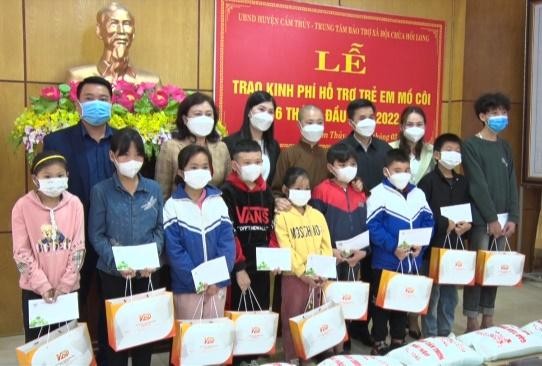 Trao quà cho các em học sinh mồ côi tại huyện Cẩm Thủy