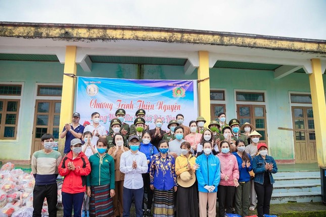 Chương trình từ thiện "Mang niềm tin về với bản làng" do chùa Hoằng Phúc phối hợp với Công an huyện Lệ Thủy tổ chức