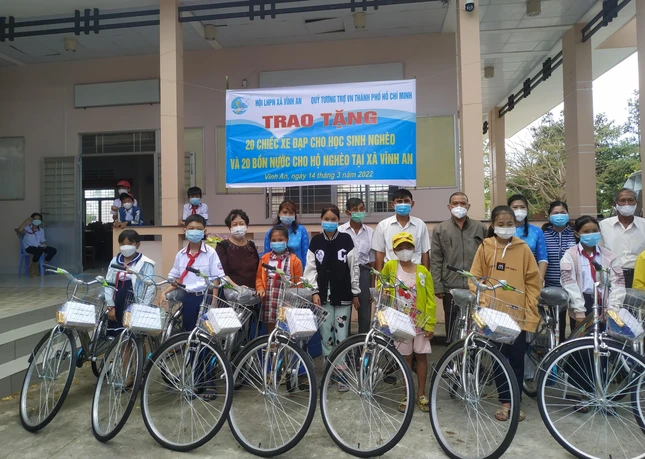 Tặng xe đạp đến các em học sinh xã Vĩnh An Tặng xe đạp đến các em học sinh xã Vĩnh An