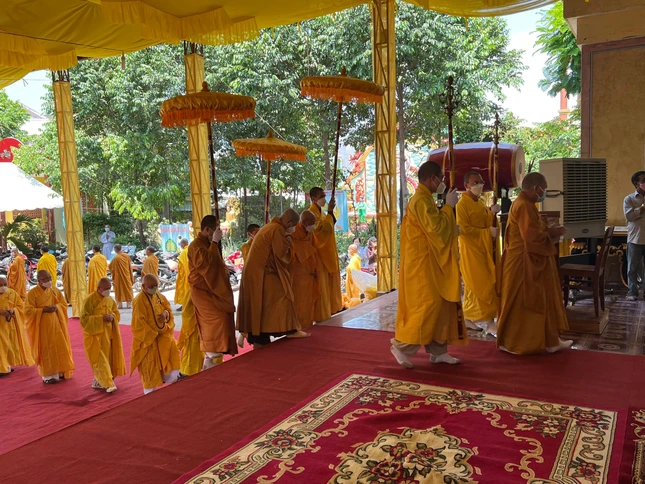 Cung thỉnh chư tôn đức chứng minh